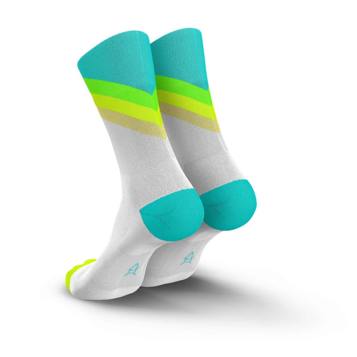 Witte hardloopsokken met neon geelgroene en blauwe details, achteraanzicht, witte achtergrond