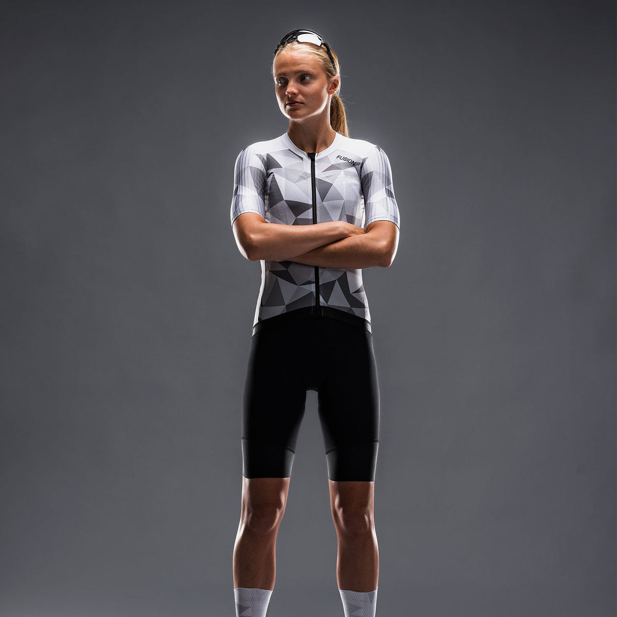 Vrouw in fietsshirt en fietsbroek