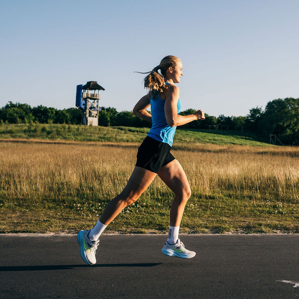 Vrouw die buiten hardloopt in zwarte hardloopshort