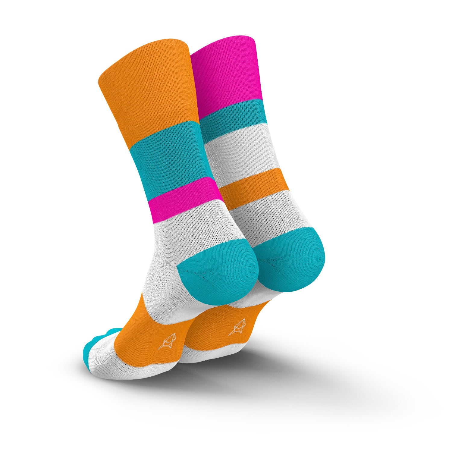 Witte hardloopsokken met roze, oranje en neon blauwe details, achteraanzicht, witte achtergrond