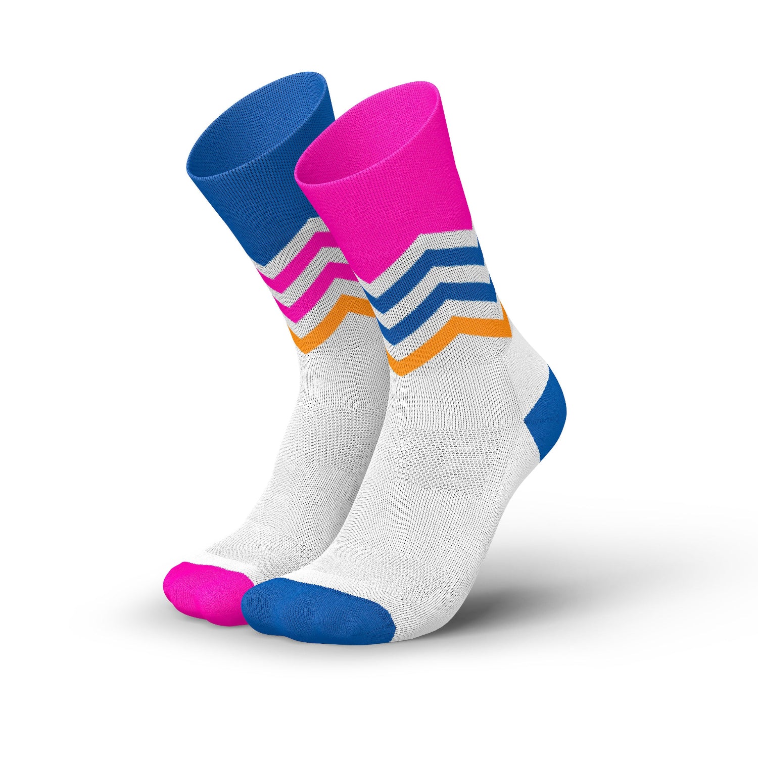 Witte hardloopsokken met roze en blauwe golfprint, vooraanzicht, witte achtergrond
