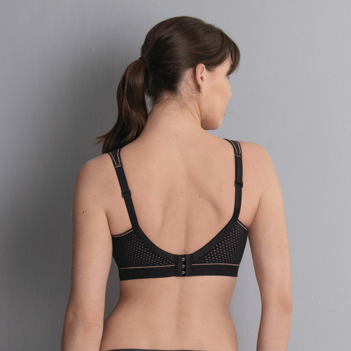 
Zwart-gouden sportbeha met Anita Active logo, achteraanzicht met drierij beuGelsluiting