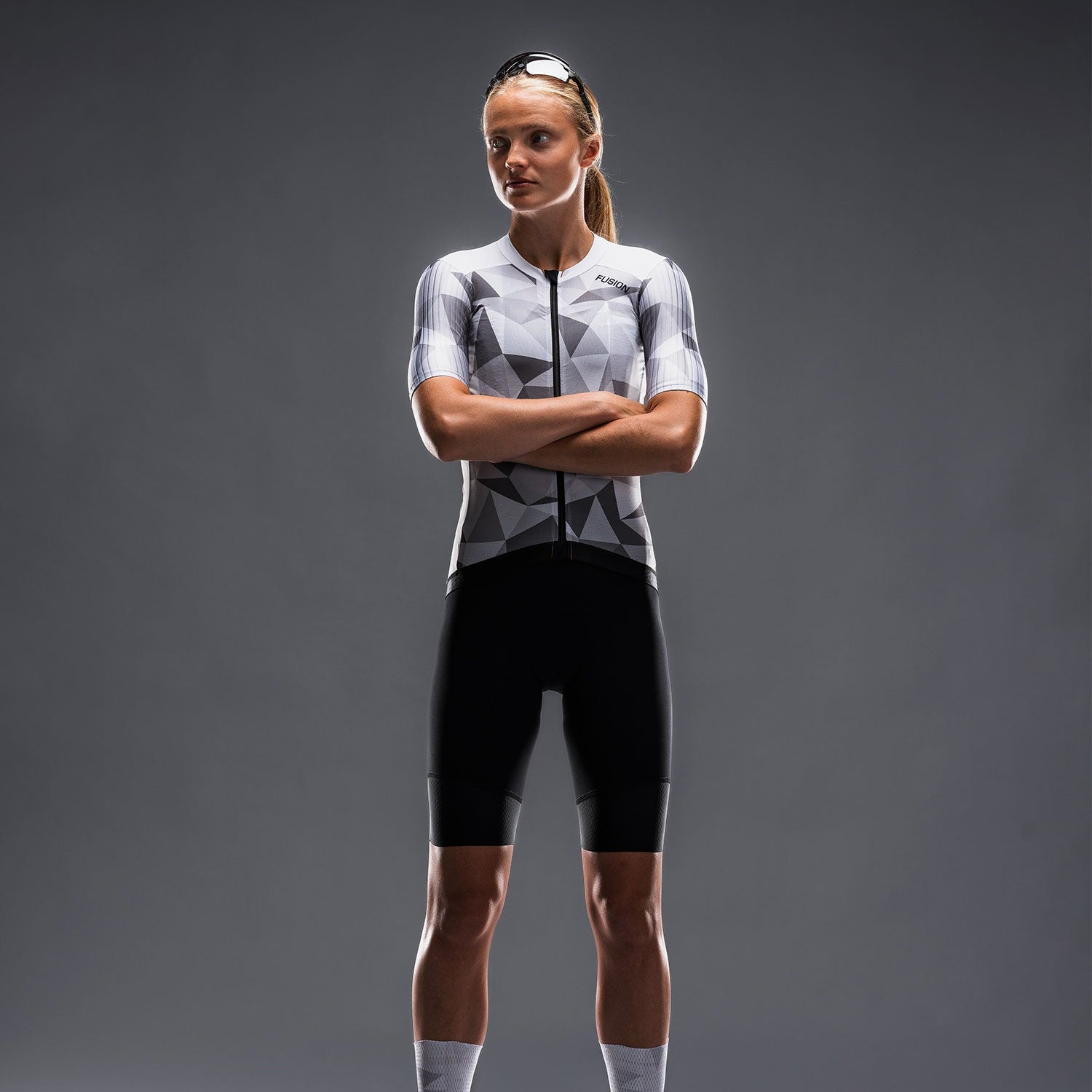 Vrouw in fietsshirt en fietsbroek
