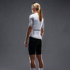 Achterkant van vrouw in Fusion fietsshirt en fietsbroek