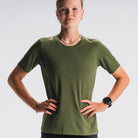 Vrouw in groen sport-T-shirt, lichtgrijze achtergrond