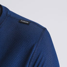 Blauw sporttop met Fusion-label, lichtgrijze achtergrond