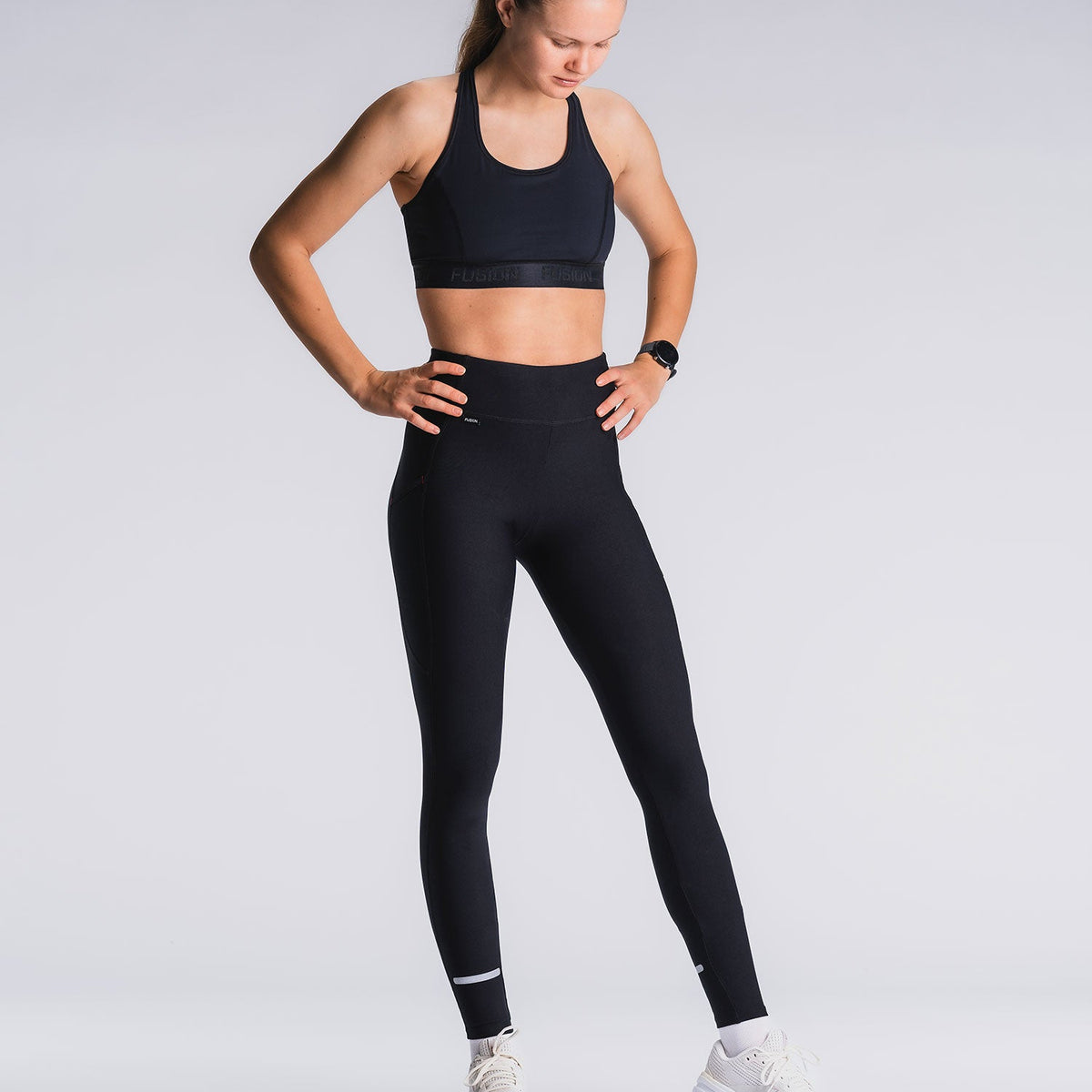 Vrouw die staat in high‑rise trainingstights