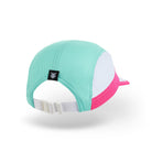 Hardlooppet in wit met roze en mint details, achteraanzicht met verstelbare sluiting, witte achtergrond