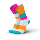 Witte hardloopsokken met roze, oranje en neon blauwe details, vooraanzicht, witte achtergrond