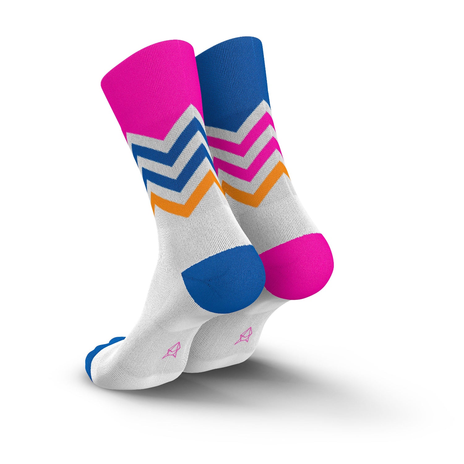 Witte hardloopsokken met roze en blauwe golfprint, achteraanzicht, witte achtergrond